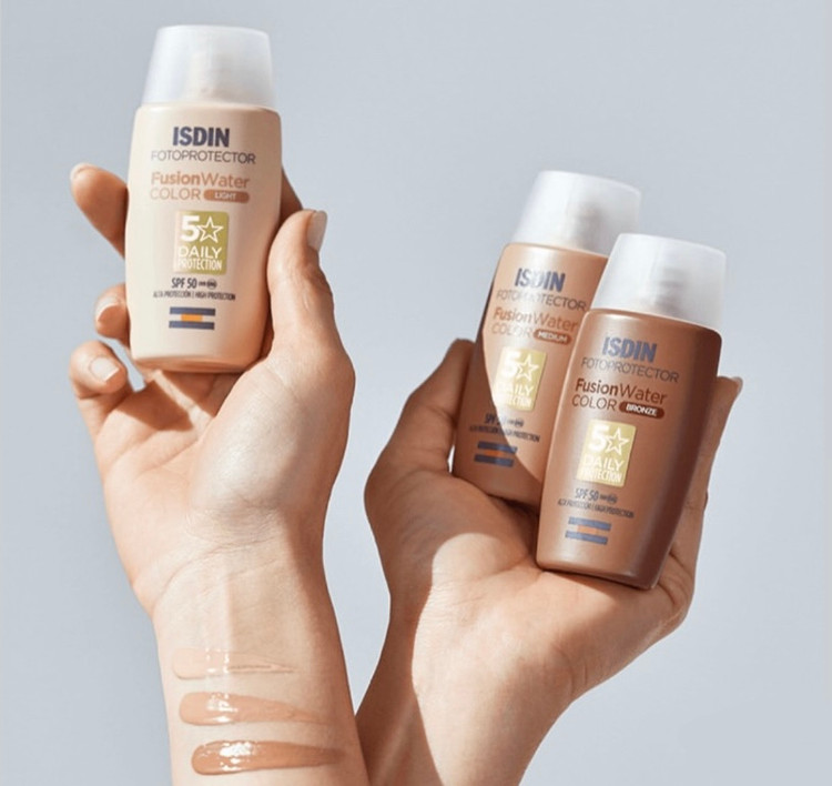 ضد آفتاب ایزدین مدل فیوژن واتر مجیک رنگ لایت، SPF 50، حجم 50 میل